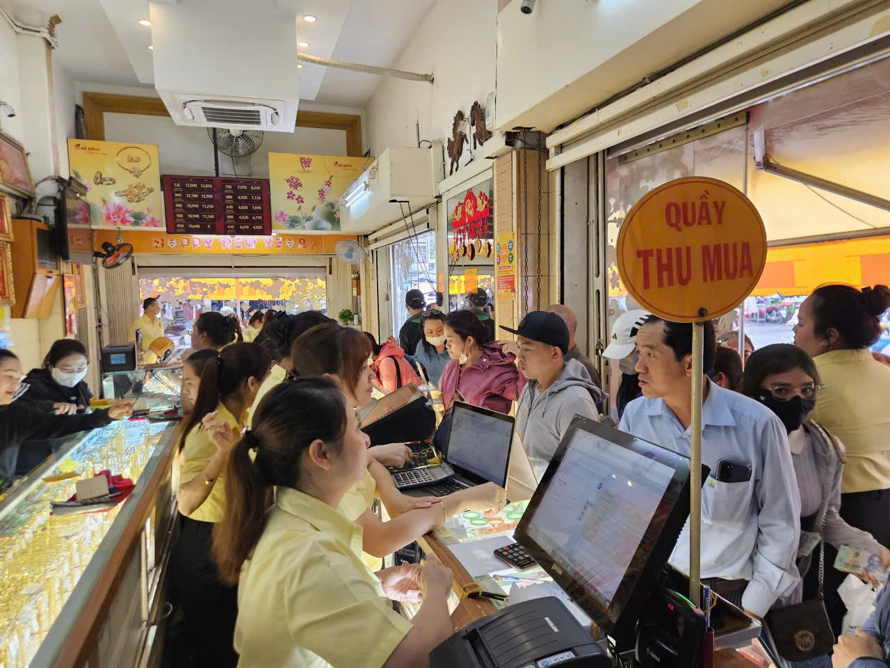 Vàng nhẫn ngày 8/10: Tăng hơn 2 triệu – NĐT chen nhau gom mua mà chẳng có hàng