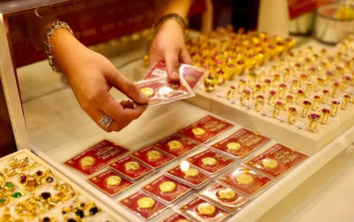 Vàng nhẫn ngày 20/10: Vàng tiếp tục cháy hàng, nhiều chị em xếp hàng từ sớm mà vẫn không có phiếu