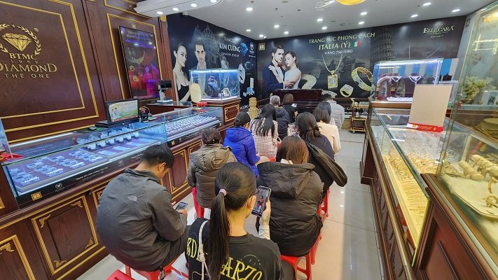 Vàng nhẫn ngày 22/12: BTMC dẫn đầu xu hướng tăng, chạm mốc 156 triệu – Khách đông nghịt
