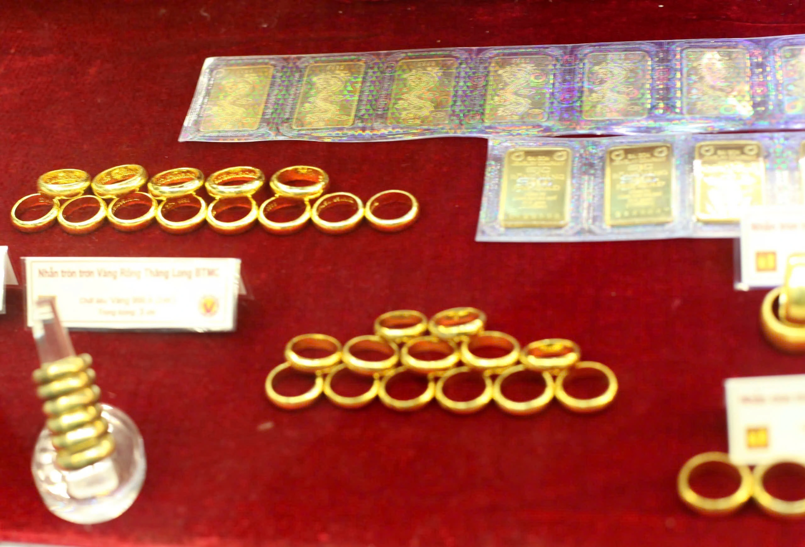 Vàng nhẫn ngày 16/1: NĐT vẫn xếp hàng dài chờ mua vàng dù lãi suất tăng cao trên 7%