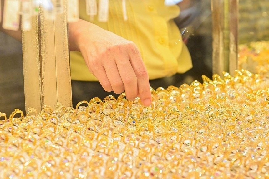Giá vàng ngày 4/2: Như chưa hề có cuộc chia ly: Nhẫn vượt mặt miếng, tăng hơn 5 triệu
