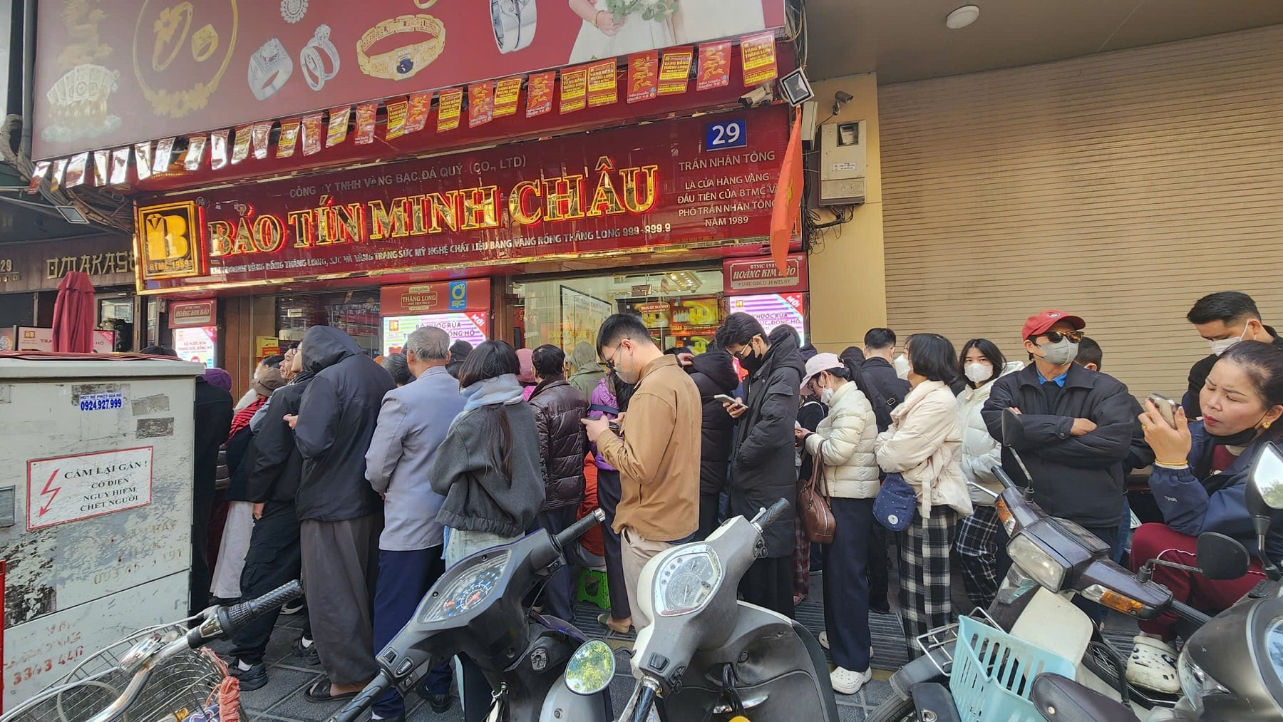 Giá vàng ngày 5/2: Bám sát từng nhịp rung lắc của vàng ngoại – tăng giảm liên tục – Người dân vẫn xếp hàng chờ