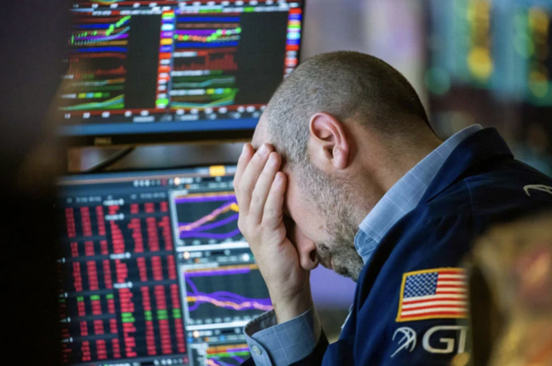 Tin sáng 24/2: Phố Wall bán tháo – tiền đổ sang vàng – bạc, SPDR gom gần 8 tấn