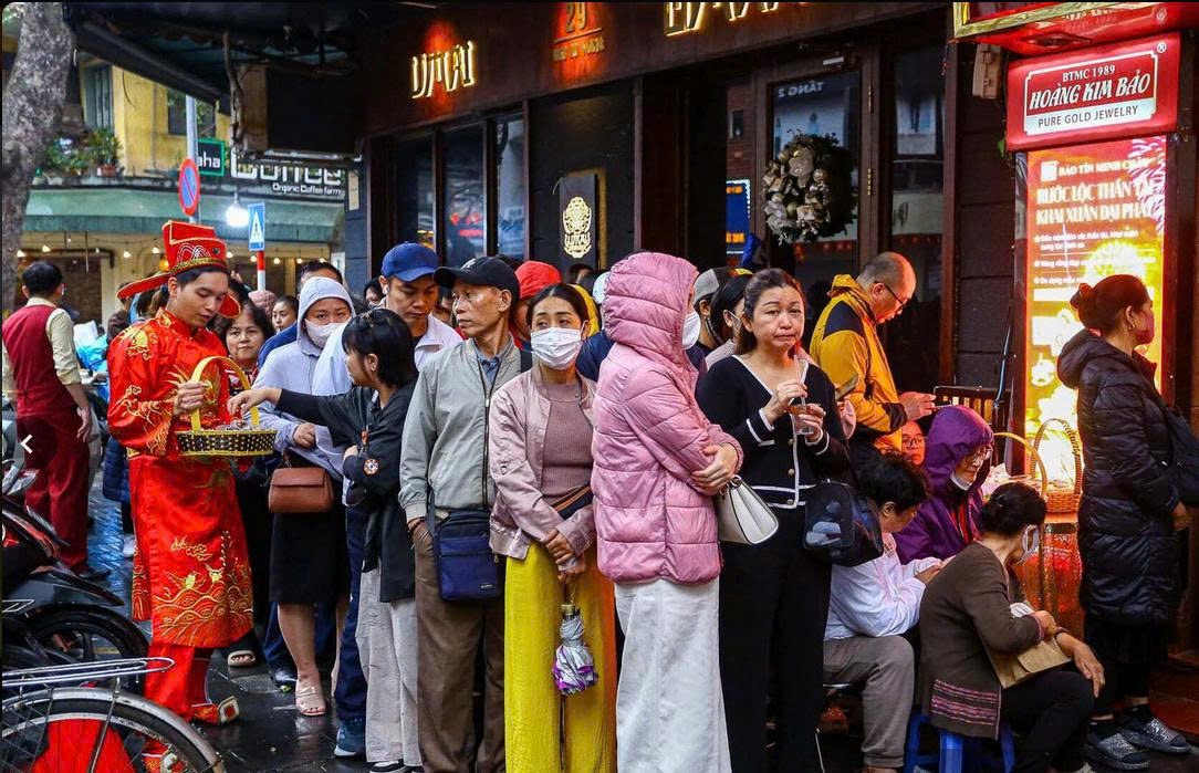 Vàng nhẫn ngày 24/2: Giá tăng nhẹ nhưng người mua tăng khủng – BTMC bán vàng bằng máy