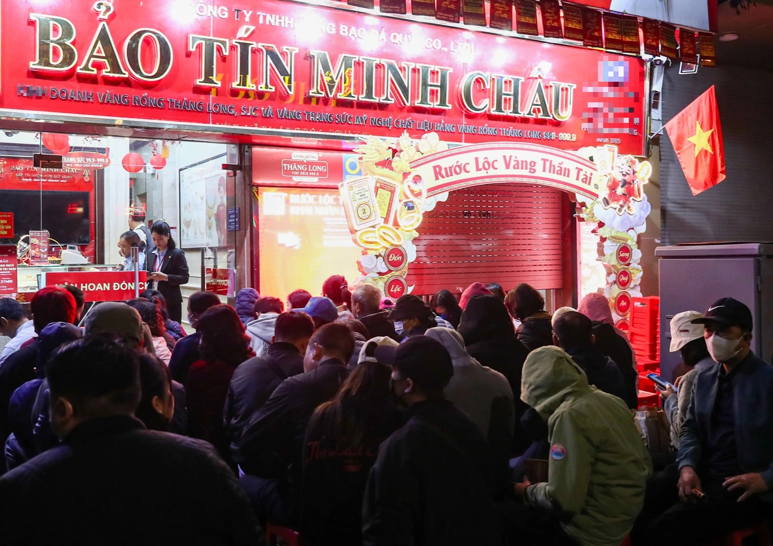 Vàng miếng ngày 26/2: Sáng Thần tài, giá giảm 300 nghìn – Người mua xếp hàng từ sớm