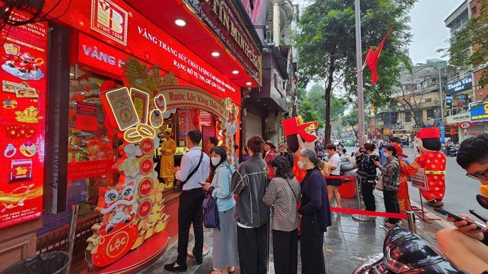 Vàng nhẫn ngày 26/2: Giá không tăng nhiều, các thương hiệu bán ‘xả láng’ để nhà đầu tư ai cũng có vàng rước lộc