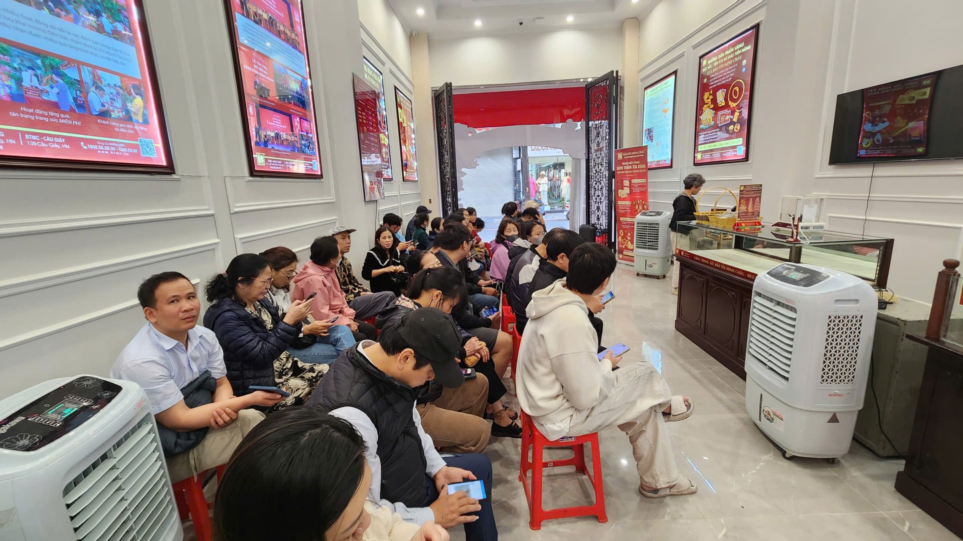 Vàng nhẫn ngày 3/3: Đồng loạt giảm – neo bằng giá vàng miếng khi nhu cầu rất cao