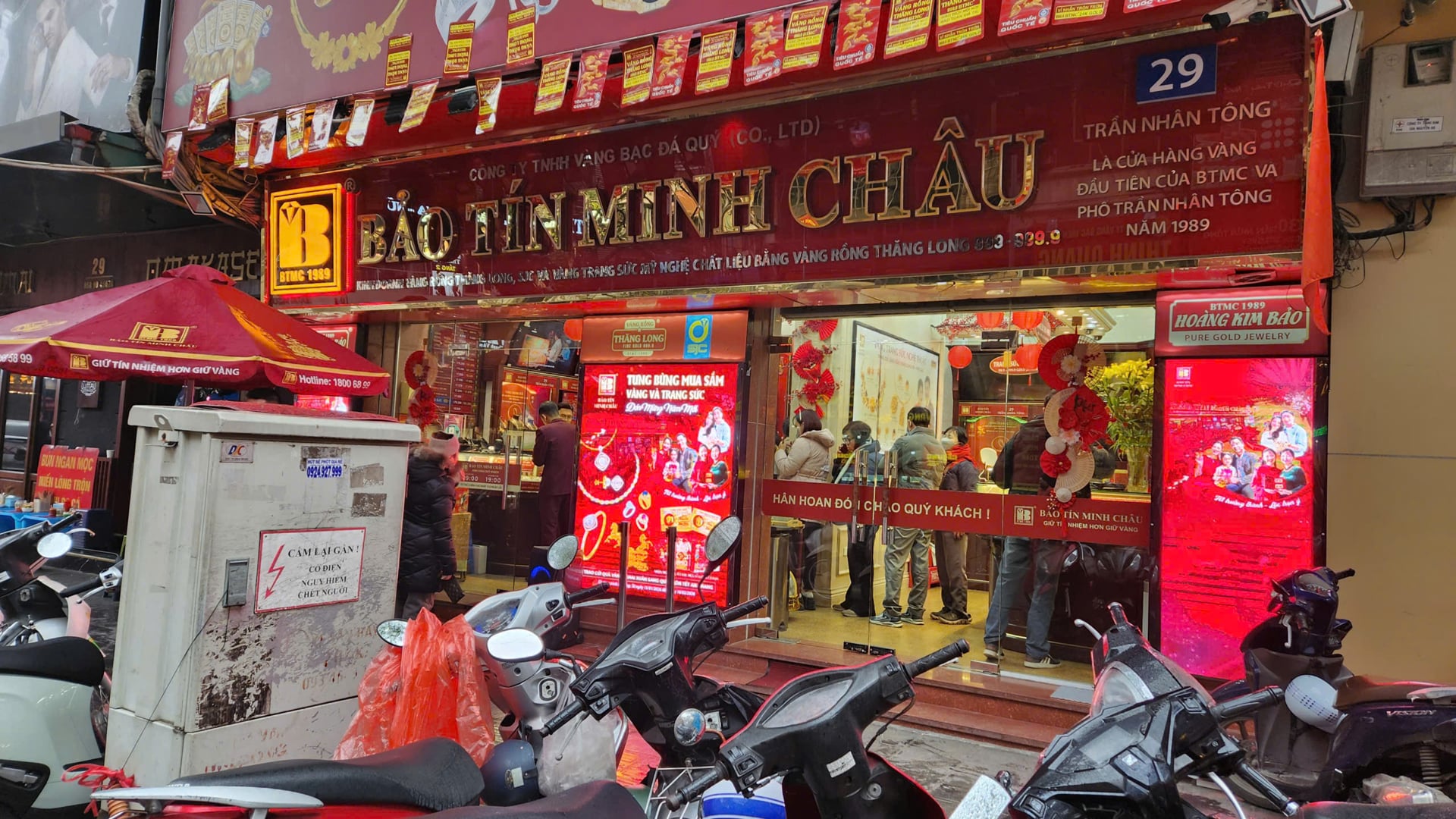 Vàng nhẫn ngày 4/3: Dân xếp hàng chật kín chờ mua khi giá giảm sâu – không có dấu hiệu nào bán tháo