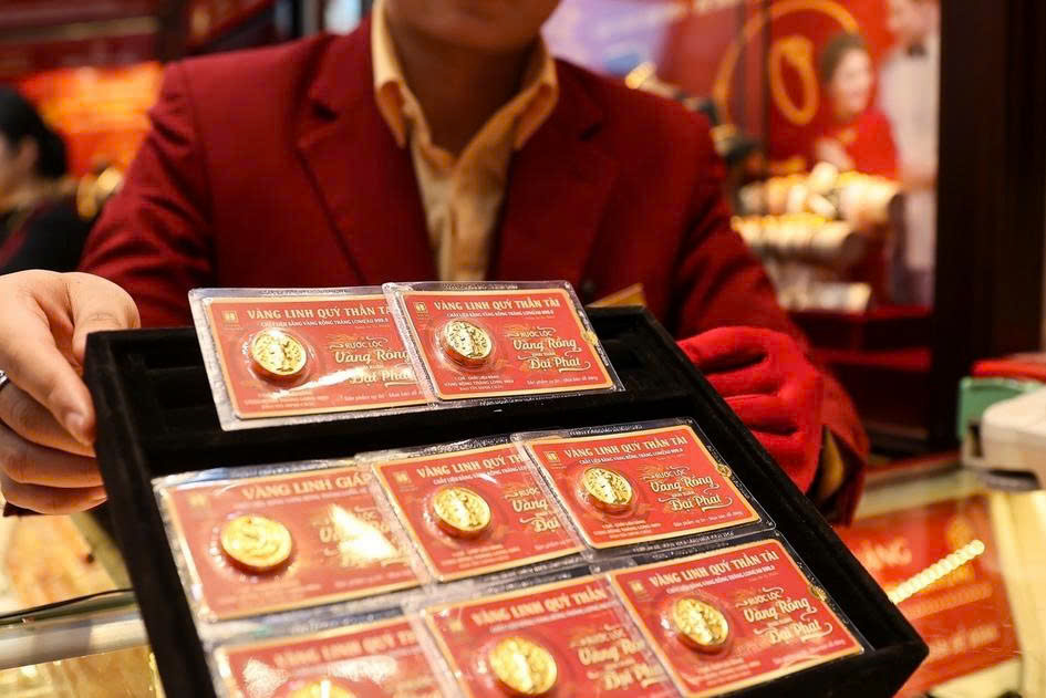 Vàng nhẫn phiên 10/3: Người dân xếp hàng chờ mua giấy – nhẫn trơn BTMC giá cao hơn cả vàng miếng