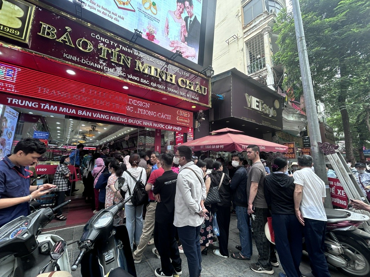 Vàng nhẫn phiên 16/3: Dân xếp hàng chờ bắt đáy – các thương hiệu bất ngờ tăng giá