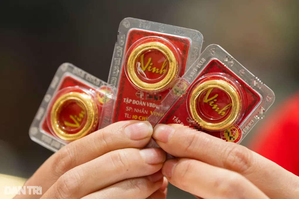 Vàng nhẫn phiên 17/3: Muốn bắt đáy mà cực gian nan khi người mua quá đông