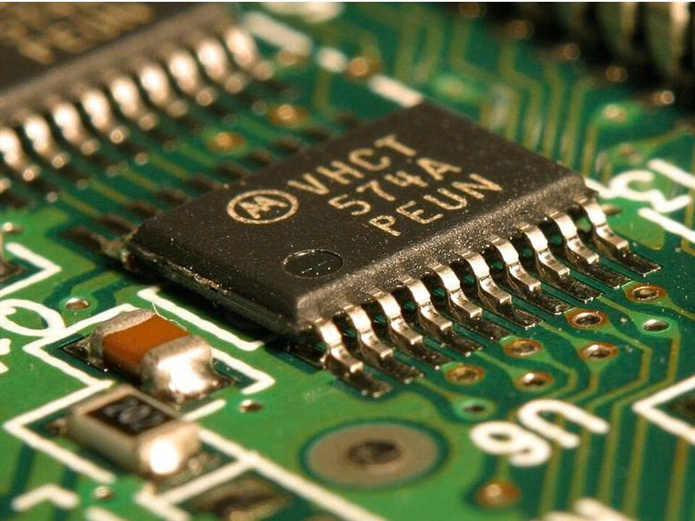 Người đàn ông Trung Quốc chiết xuất vàng trị giá 200.000 nhân dân tệ từ SIM cũ và rác thải điện tử