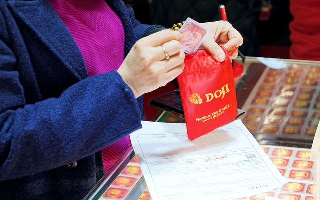 Ngày 26/3: Vàng thế giới ngừng ‘tàu lượn’ – vàng nội giữ mốc $4500