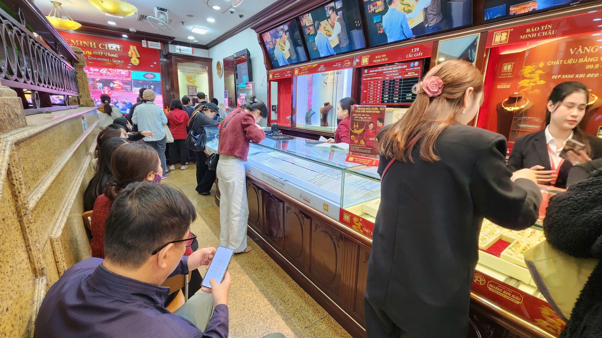 Giá vàng 13/4: Vàng miếng, nhẫn cùng giảm gần 1 triệu khi Mỹ – Iran đàm phán thất bại