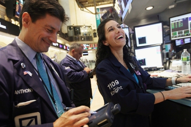 Tin sáng 14/4: Phố Wall đảo chiều tăng ấn tượng – Vàng & Dầu biến động mạnh vì lệnh phong tỏa của ông Trump