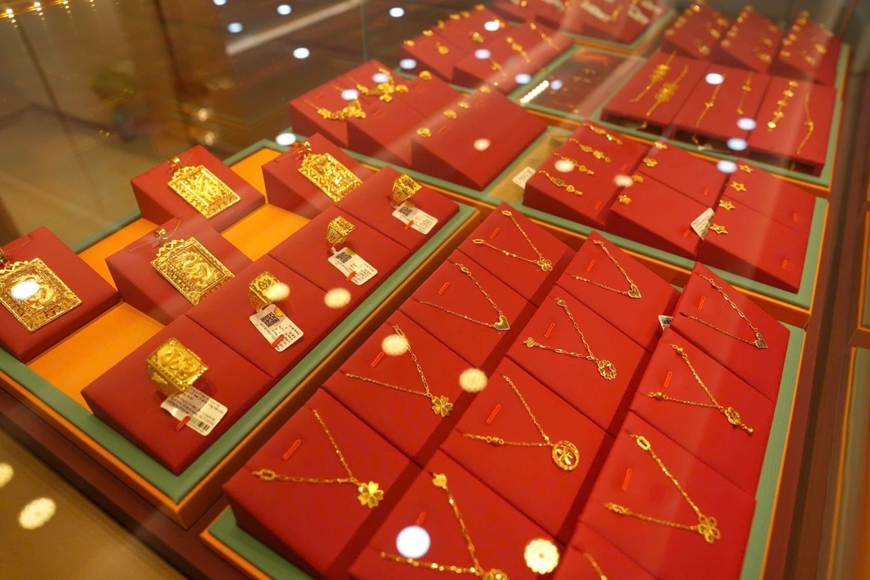 Giá vàng 16/4: Thế giới trụ mốc $4820 nhưng Miếng SJC giảm 1,5 triệu – Nhẫn trơn BTMC sụt tới 2 triệu