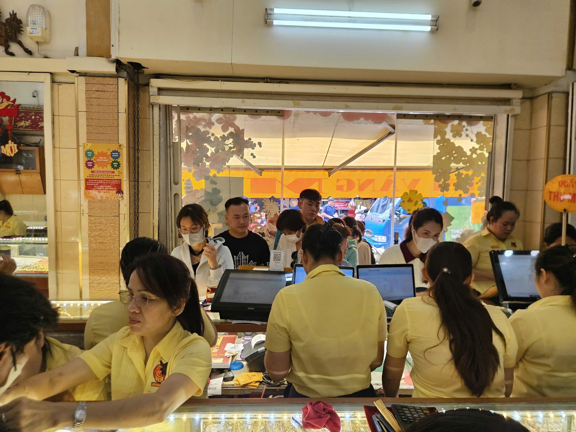 Chiều 16/4: Các thương hiệu tiếp tục mạnh tay ‘hạ giá’ bất ngờ giá bán giảm nhiều hơn giá mua