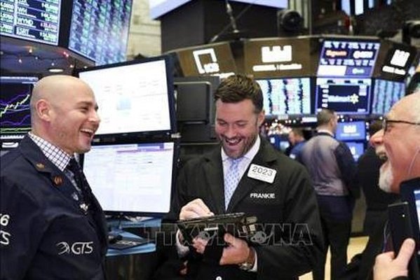 Tin sáng 17/4: Nasdaq phá đỉnh – tăng liền 12 phiên, Dầu thô lên gần 100USD