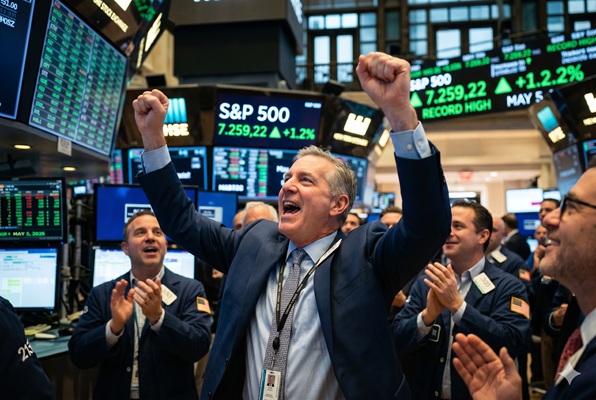 Tin sáng 6/5: S&P 500 – Nasdaq phá kỉ lục mới – Vàng hồi phục nhanh khi NĐT bắt đáy và dầu giảm 4%