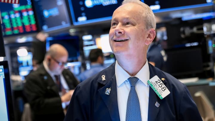Tuần qua: USD chạm đáy 10 tuần, Dầu thô rớt 6% – Chứng khoán Mỹ lâp đỉnh, Vàng hồi phục tốt