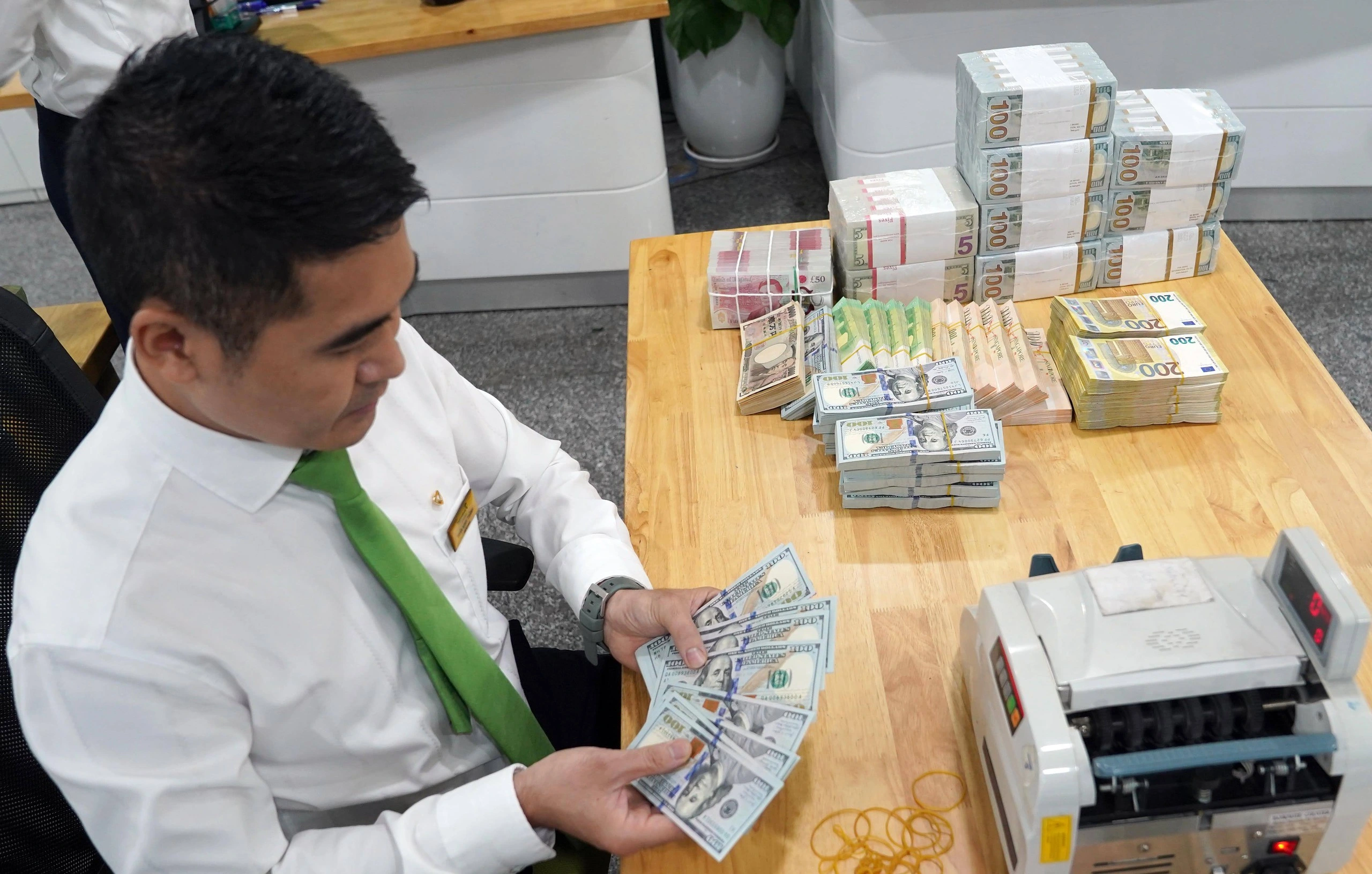 Tỷ giá USD/VND ngày 12/5: Tăng trong giao dịch NH, giảm tại thị trường tự do