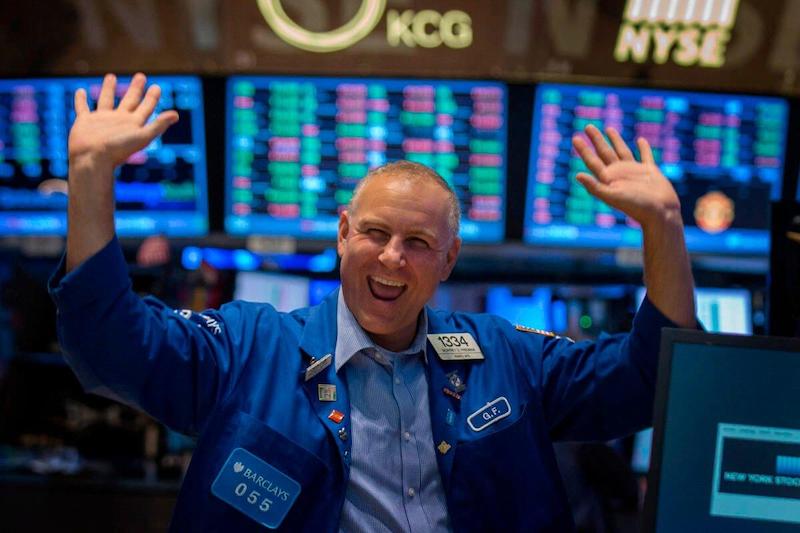 Tin sáng 22/5: Dow Jones phá kỉ lục mới – Dầu thô sụt 2%, Vàng lại về vùng $4500