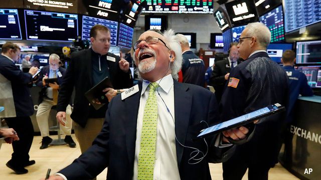 Tin sáng 3/6: S&P 500 lần đầu phá mốc 7.600 điểm – Vàng dầu cùng tăng
