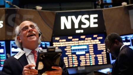 Tin sáng 17/6: Dầu thô rơi về đáy tháng 3 – Dow Jones lần đầu vượt mốc 52.000 điểm