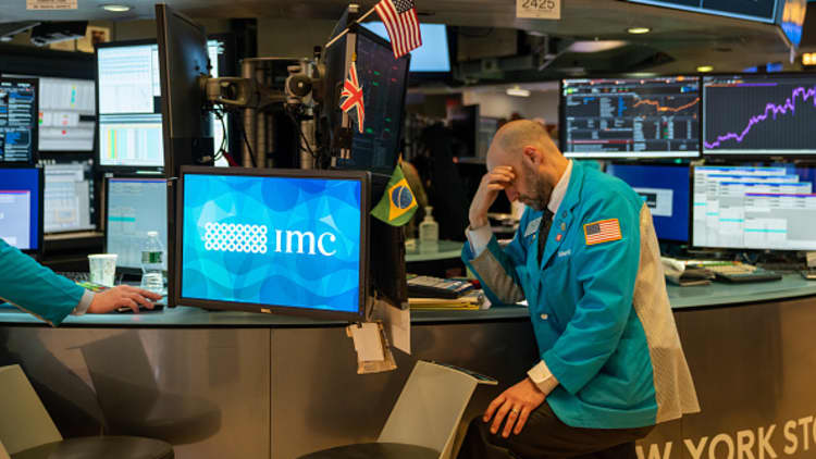 Tuần qua: Nasdaq sụt tới 4,6% do cổ phiếu AI bị bán tháo; Dầu thô và Vàng về đáy mới