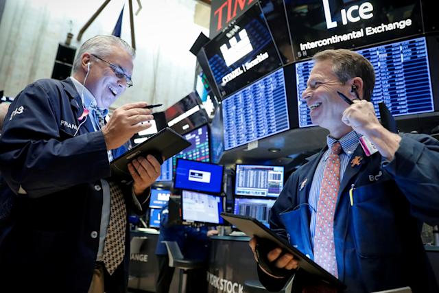 Tin sáng 6/8: Vàng nhảy vọt 4% lên $4300 – Dow Jones lên kỉ lục mới