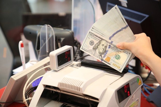 Tỷ giá USD/VND ngày 13/8: USD ngân hàng tiếp tục đi xuống – TGTT chưa ngừng phá kỉ lục mới