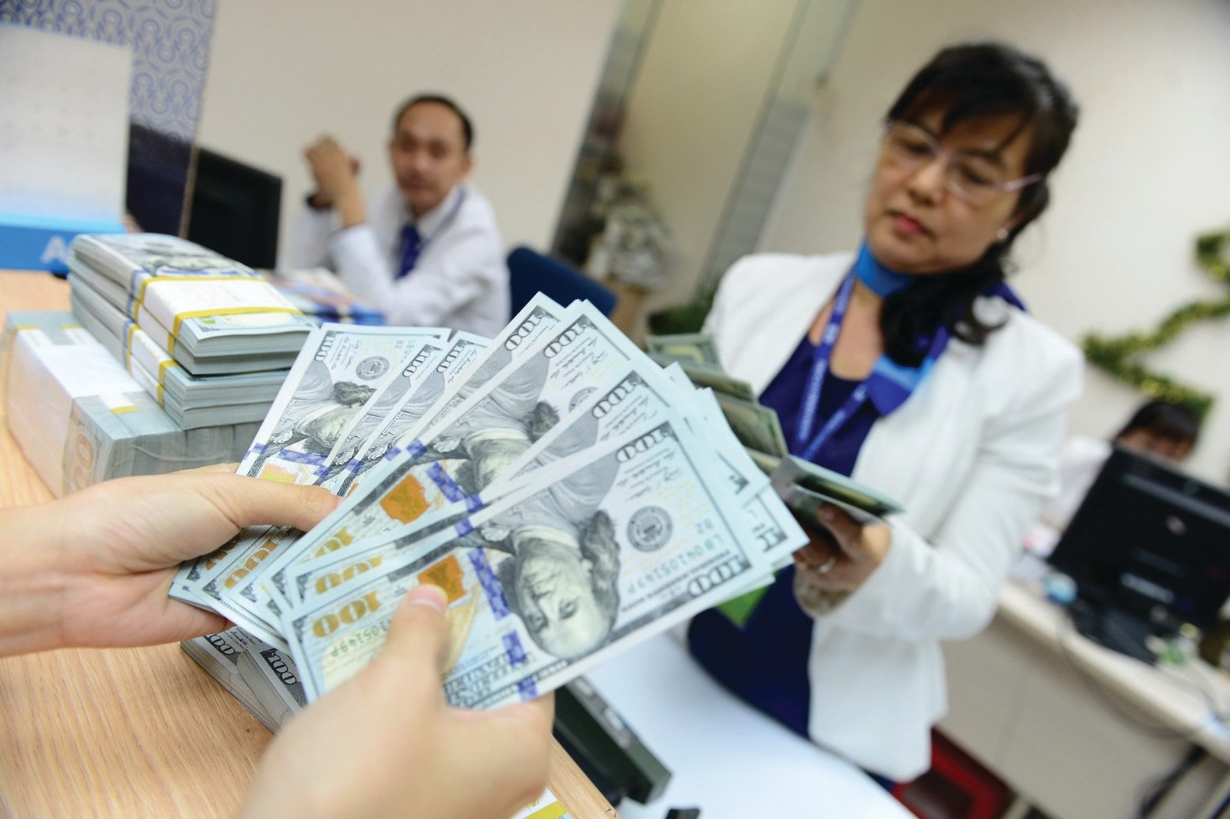 Tỷ giá USD/VND ngày 18/8: TGTT giảm 6 đồng – các NH cũng giảm giá USD sau khi liên tục tăng giá trước đó