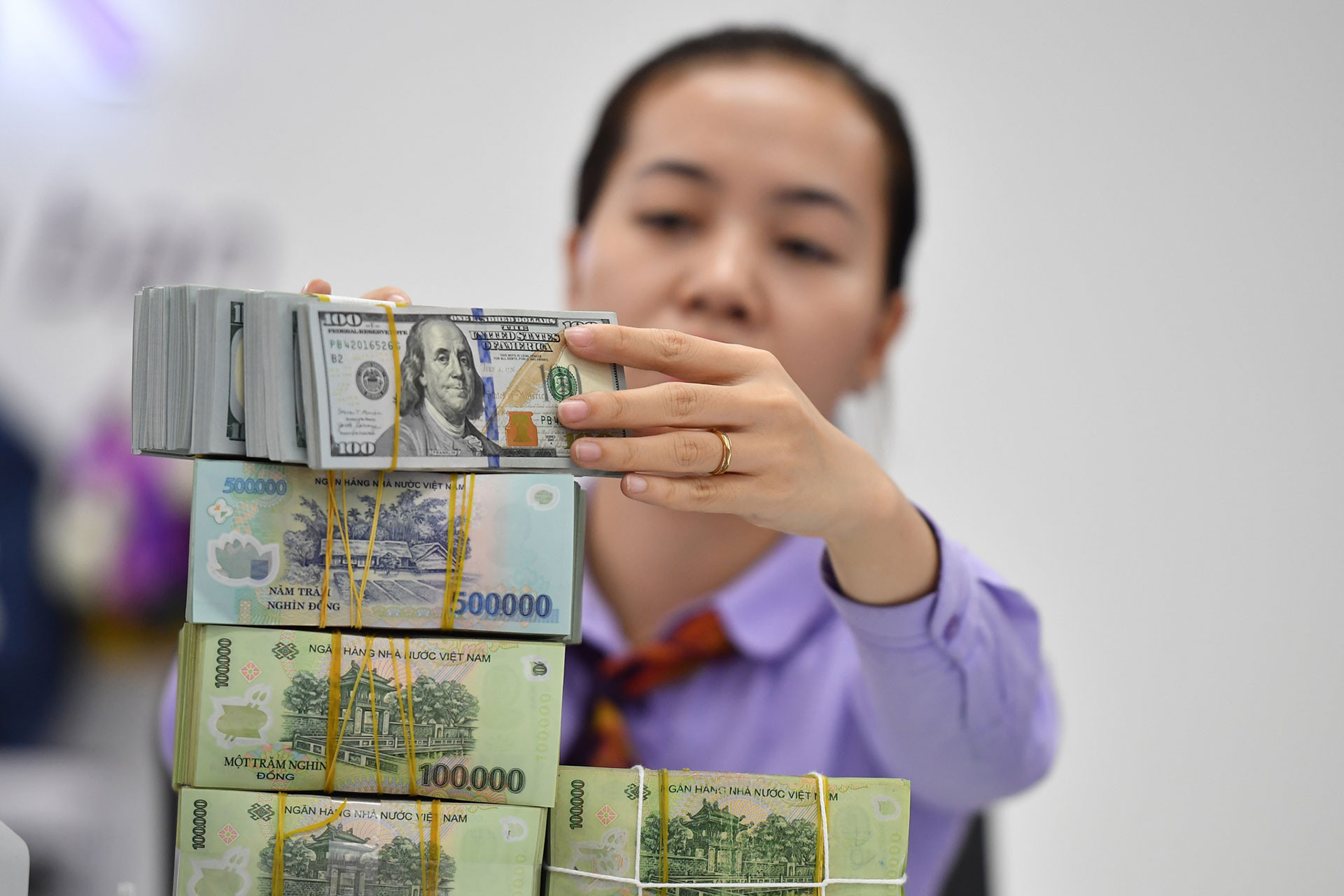 Tỷ giá USD/VND ngày 15/9: TGTT tăng lên kỉ lục mới 25.617 – các NHTM đồng loạt nâng giá đồng USD