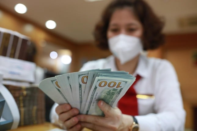 Tỷ giá USD/VND ngày 23/9: TGTT rời đỉnh kỉ lục – giá USD tại các NH đi ngang